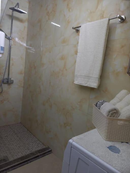 2Br Airport Accommodation W/Free Private Parking Ledine Exterior foto